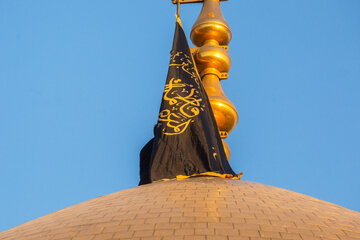 مراسم تعویض پرچم گنبد حرم حضرت فاطمه معصومه(س) در شب وفات کریمه اهل بیت(ع)
