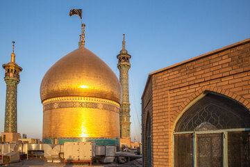 مراسم تعویض پرچم گنبد حرم حضرت فاطمه معصومه(س) در شب وفات کریمه اهل بیت(ع)