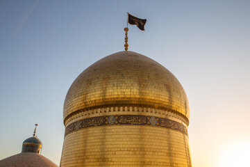 مراسم تعویض پرچم گنبد حرم حضرت فاطمه معصومه(س) در شب وفات کریمه اهل بیت(ع)
