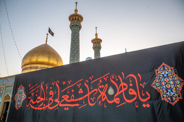 مراسم تعویض پرچم گنبد حرم حضرت فاطمه معصومه(س) در شب وفات کریمه اهل بیت(ع)