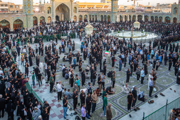 مراسم تعویض پرچم گنبد حرم حضرت فاطمه معصومه(س) در شب وفات کریمه اهل بیت(ع)