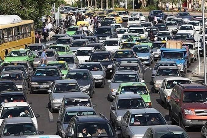 پارک دوبل در خیابانهای ایلام؛ معضلی که ترافیک را قفل میکند