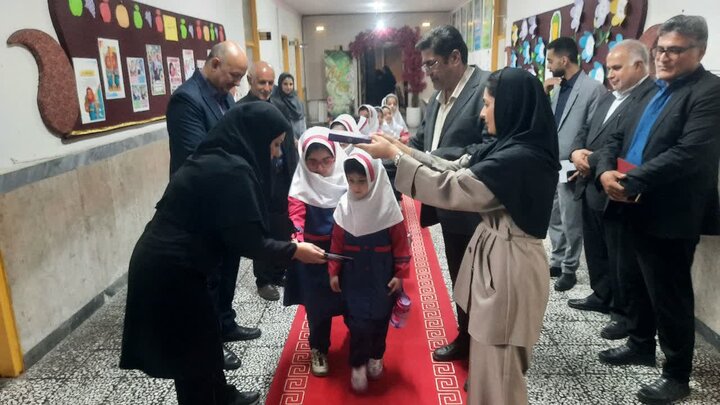 با احترام به امام شهید و شهدای میناب، کلاس‌اولی‌ها و هفتمی‌های مازندران به مدرسه رفتند