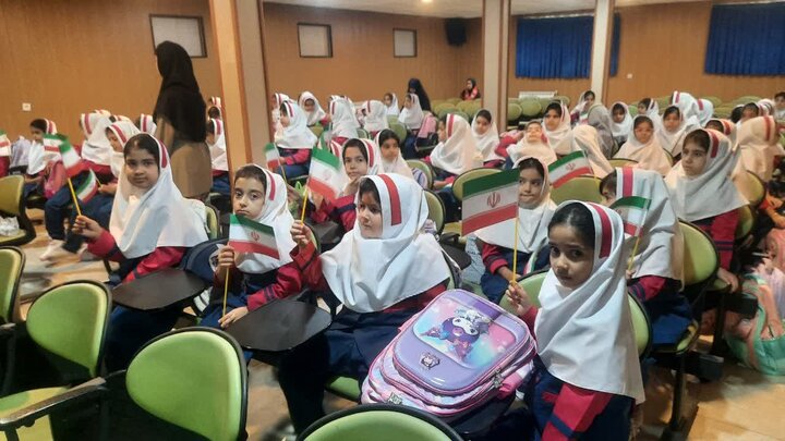 با احترام به امام شهید و شهدای میناب، کلاساولیها و هفتمیهای مازندران به مدرسه رفتند