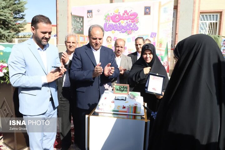 جشن شکوفه‌ها در تبریز برگزار شد؛ بیش از ۵۱ هزار کلاس‌اولی وارد مدرسه شدند