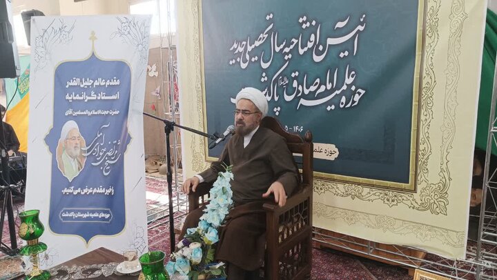 حجت‌الاسلام والمسلمین جوادی آملی: حوزه‌های علمیه باید جهل و جهالت را از جامعه بزدایند