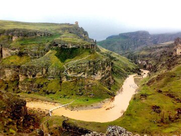 هشترود؛ سرزمینی به درخشندگی خوشه‌های طلایی و به استواری قلعه ضحاک