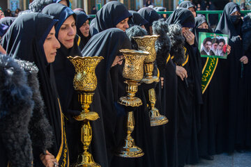 دسته عزای خادمان حرم کریمه اهل بیت(ع) در روز وفات حضرت فاطمه معصومه(س)