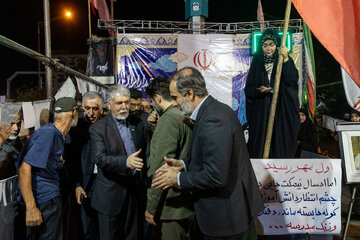 پرچم‌داری سیدعباس صالحی، وزیر ارشاد در چهاراه ولیعصر(عج)