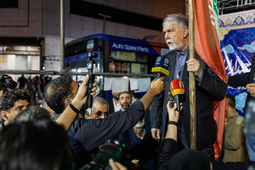 پرچم‌داری سیدعباس صالحی، وزیر ارشاد در چهاراه ولیعصر(عج)