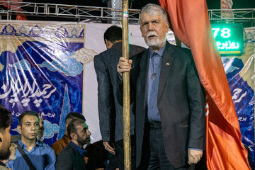 پرچم‌داری سیدعباس صالحی، وزیر ارشاد در چهاراه ولیعصر(عج)