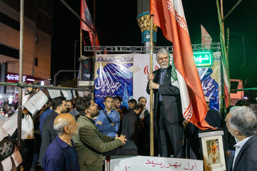 پرچم‌داری سید عباس صالحی، وزیر ارشاد در چهاراه ولیعصر(عج)