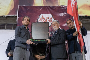 پرچم‌داری سیدعباس صالحی، وزیر ارشاد در میدان ولیعصر(عج)