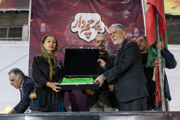 پرچم‌داری سیدعباس صالحی، وزیر ارشاد در میدان ولیعصر(عج)