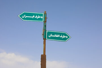 گذرگاه مرزی دوغارون در شهرستان تایباد استان خراسان رضوی  واقع شده است. این گذرگاه در ۱۸ کیلومتری شهر تایباد قرار دارد  و با مشهد ۲۴۰ کیلومتر و با شهر هرات افغانستان ۱۲۰ کیلومتر فاصله دارد