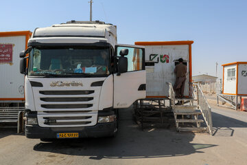اصلاح چیدمان کانکس‌های خدمات‌رسانی در مرز و فراهم شدن امکان انجام امور بدون پیاده شدن رانندگان، به بهبود روند خدمت‌رسانی و کاهش توقف و معطلی کمک کرده است؛ هرچند در برخی نقاط، رانندگان همچنان برای دریافت خدمات یا انجام امور مربوطه ناچار به پیاده شدن از کامیون هستند.