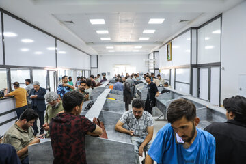 سالن تجاری دوغارون محل انجام امور و پیگیری فرایندهای گمرکی و تجاری توسط نمایندگان رانندگان و شرکت‌های حمل‌ونقل است.