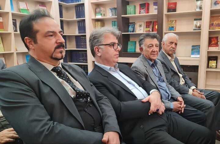 کلمات به احترام علیرضا طبایی بر میخیزند و کلاه از سر بر میدارند