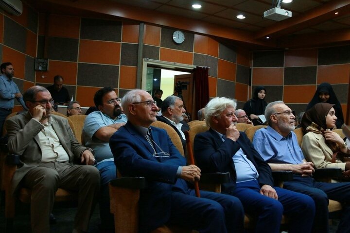 کار کردن بر نسخ خطی نوعی جنون می‌خواهد