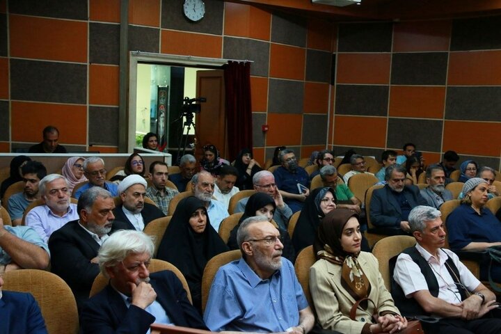 کار کردن بر نسخ خطی نوعی جنون میخواهد