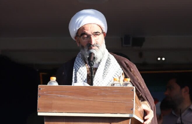 امام جمعه سمنان: امروز جان‌فدایان نظام اسلامی همچون بنیانی مرصوص در برابر دشمن ایستاده‌اند