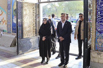حسین افشین، معاون علمی، فناوری و اقتصاد دانش‌بنیان رئیس‌جمهور در مراسم آغاز سال تحصیلی جدید - یادمان شهدای مدرسه شجره طیبه میناب
