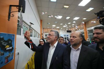 نواختن زنگ مهر دبستان مفید توسط وزیر بهداشت/ تاکید ظفرقندی بر لزوم توجه به ورزش در مدارس