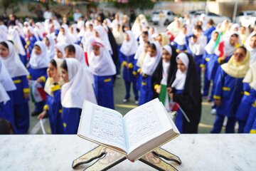آیین نواختن زنگ مهر در مدرسه مصلحیان - بوشهر