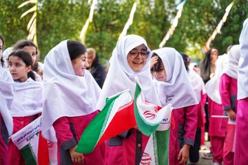 آیین نواختن زنگ مهر در مدرسه مصلحیان - بوشهر