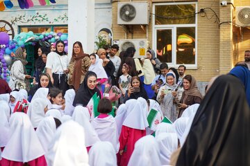 حضور والدین دانش آموزان در حیاط مدرسه مصلحیان در حاشیه آیین نواختن زنگ مهر - بوشهر