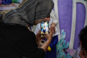حضور والدین و دانش آموزان در راهرو های مدرسه مصلحیان در حاشیه آیین نواختن زنگ مهر - بوشهر