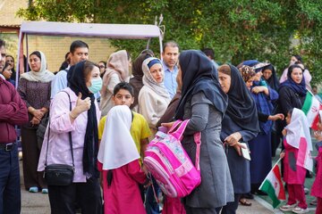 حضور والدین دانش آموزان در حیاط مدرسه مصلحیان در حاشیه آیین نواختن زنگ مهر - بوشهر