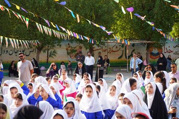 حضور والدین دانش آموزان در حیاط مدرسه مصلحیان در حاشیه آیین نواختن زنگ مهر - بوشهر
