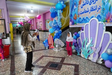 حضور والدین دانش آموزان در راهرو های مدرسه مصلحیان در حاشیه آیین نواختن زنگ مهر - بوشهر