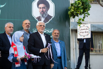 نواختن زنگ آغاز سال تحصیلی ۱۴۰۵ توسط حضور محمدرضا عارف،‌ معاون اول رئيس جمهور