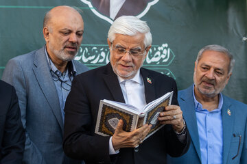 نواختن زنگ آغاز سال تحصیلی ۱۴۰۵ توسط حضور محمدرضا عارف،‌ معاون اول رئيس جمهور