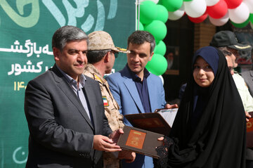 تجلیل از دانش‌آموزان نمونه در آیین نواختن زنگ مهر در مدرسه فاطمه‌الزهرا در اردبیل