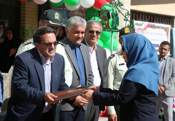تجلیل از معلمان نمونه در آیین نواختن زنگ مهر در مدرسه فاطمه‌الزهرا در اردبیل