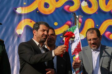 آیین  نواختن زنگ مهر توسط دکتر ملانوری استاندار همدان 