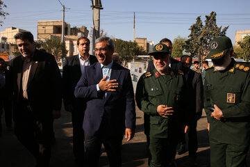 غلامحسین مظفری، استاندار خراسان رضوی در آیین نواختن زنگ مهر در دبیرستان دخترانه آرمیتاژ مصلی نژاد - مشهد