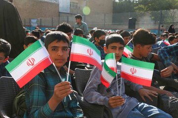 آیین  نواختن زنگ مهر در مدرسه امام حسن (ع) - همدان