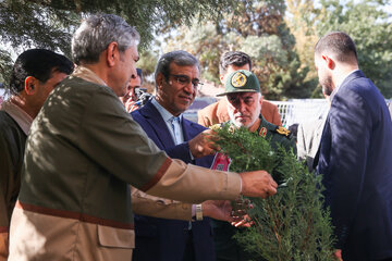 غلامحسین مظفری، استاندار خراسان رضوی در آیین نواختن زنگ مهر در دبیرستان دخترانه آرمیتاژ مصلی نژاد - مشهد
