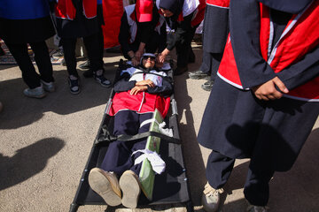 مانور دانش آموزان هلال احمر در آیین نواختن زنگ مهر در دبیرستان دخترانه آرمیتاژ مصلی نژاد - مشهد