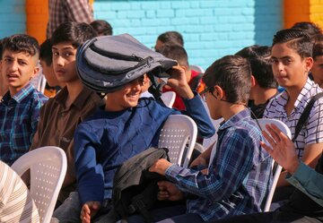 آیین  نواختن زنگ مهر در مدرسه امام حسن (ع) - همدان
