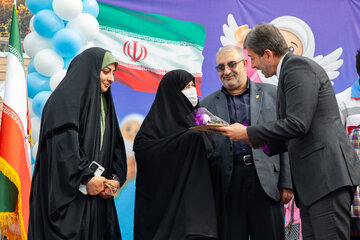 تجلیل از مادر شهید حامد عباسی از شهدا جنگ رمضان 