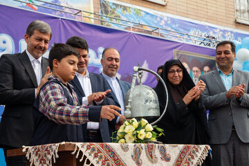 نواخته شدن زنگ مهر و مقاومت توسط فرزند شهید علی علی‌پور