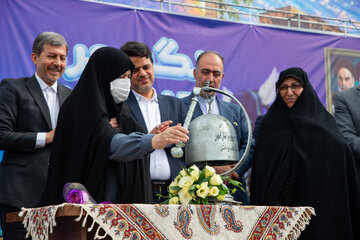 نواخته شدن زنگ مهر و مقاومت توسط   مادر شهید حامد عباسی، از شهدای جنک رمضان 
