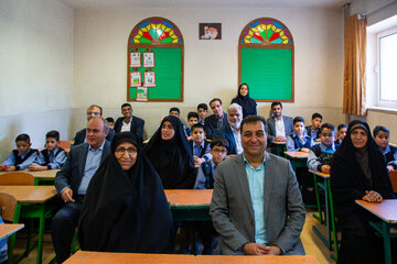 آیین نواختن زنگ مهر در دبستان نیک آئین ۲ - اصفهان