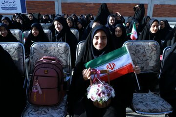 آیین نواختن زنگ مهر در دبیرستان شاهد شهید هادی - تبریز