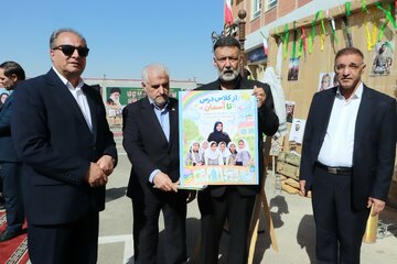 اسفندیار صادقی مدیرکل آموزش و پرورش در آیین نواختن زنگ مهر در دبیرستان شاهد شهید هادی - تبریز